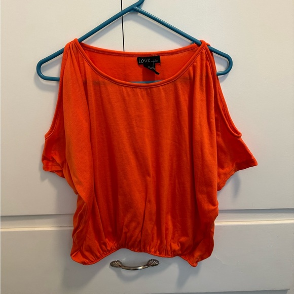 Cold shoulder dolman sleeve top. - Picture 3 of 3